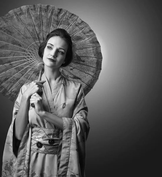 Ung attraktiv kvinna i traditionell japansk kimono med och — Stockfoto