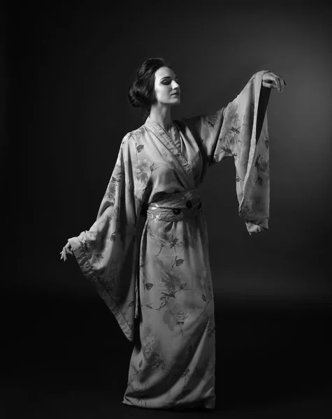 Mujer bailando en kimono tradicional japonés sobre fondo negro —  Fotos de Stock