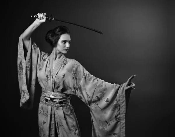 Приваблива жінка в традиційній японській кімоно з катана (ja — стокове фото