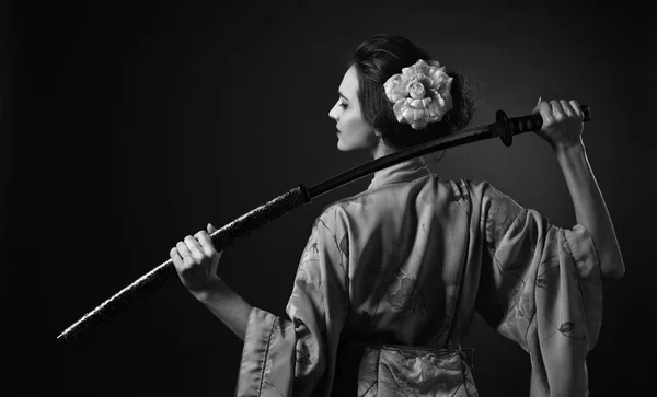 有吸引力的女人在传统的日本和服与卡塔纳（ja — 图库照片