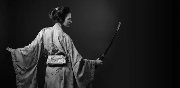 Mujer atractiva en kimono tradicional japonés con katana (ja —  Fotos de Stock