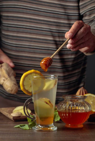 Chá de gengibre com limão, hortelã e mel . — Fotografia de Stock