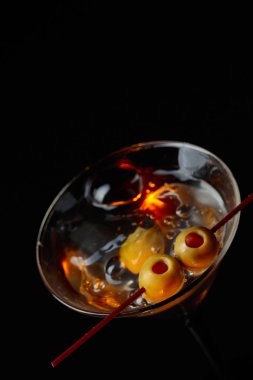 Martini kokteyl yeşil zeytin ile.