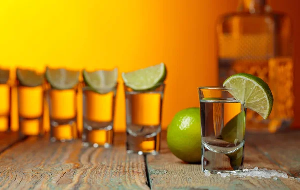Tequila mit Salz und Kalk auf altem Holzgrund. — Stockfoto