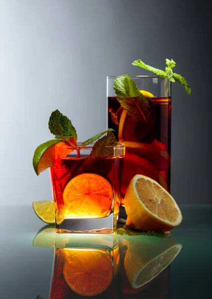 Kallt te med lime, citron och mynta på ett glas bord. — Stockfoto