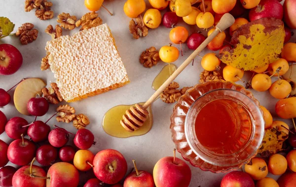 Красные и желтые крабовые яблоки с медом и грецкими орехами, здоровый орган — стоковое фото