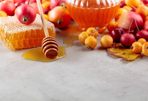 Rote und gelbe Krabbenäpfel mit Honig, gesunde Biolebensmittel. — Stockfoto