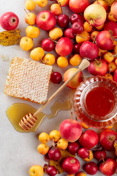 Röd och gul krabbäpplen med honung, hälsosam ekologisk mat. — Stockfoto