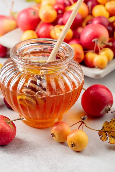 Vörös és sárga tarisznyarák Alma mézzel, egészséges bioélelmiszerek. — Stock Fotó