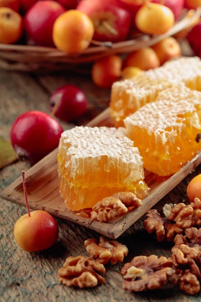Красные и желтые крабовые яблоки с медом и грецкими орехами, здоровый орган — стоковое фото