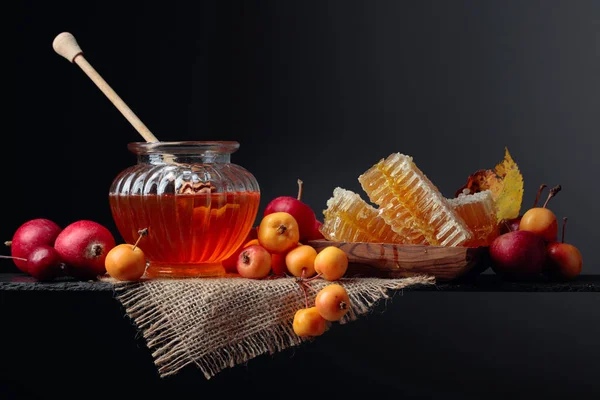 Pommes de crabe rouges et jaunes au miel, aliments biologiques sains . — Photo