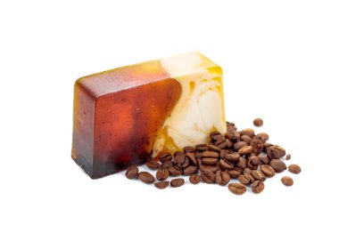 Beyaz arka planda kahve izole edilmiş el yapımı sabun çubuğu..