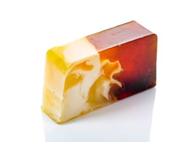 Beyaz arka planda kahve izole edilmiş el yapımı sabun çubuğu..