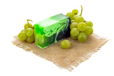 El yapımı, yeşil üzümlü sabun beyaz bir sırt deliğinde izole edilmiş.