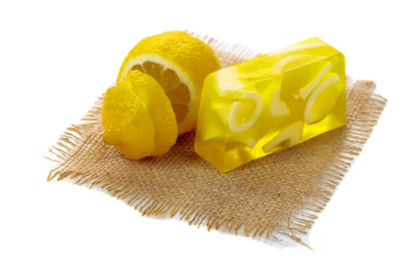 白い背景にレモンを隔離した手作り石鹸バー. — ストック写真