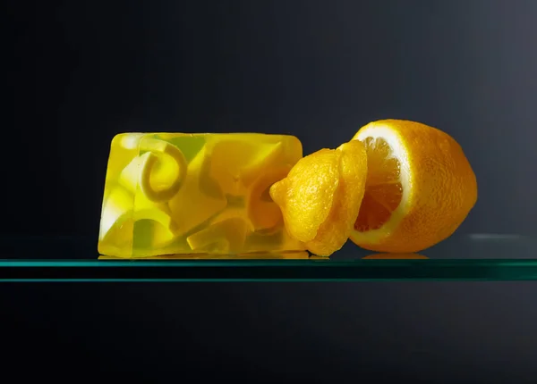 Handmade soap bar with lemon. Organic soap. Spa treatments. — Stock Photo, Image