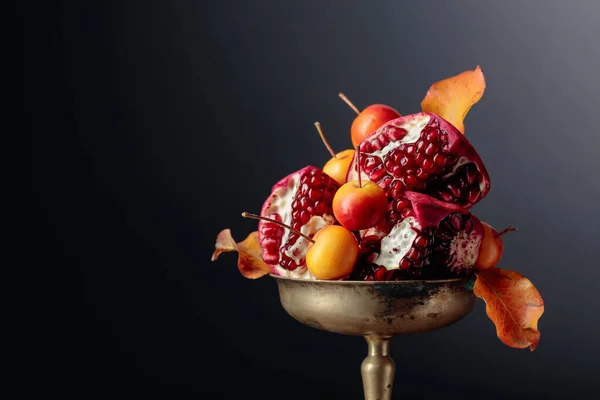 Ripe pomegranate fruits with wild apples in old brass vase. — ストック写真