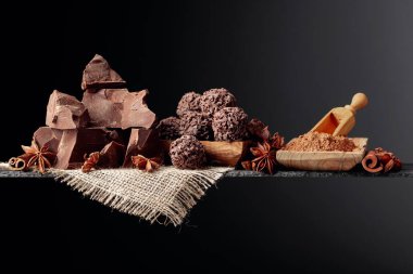 Çikolatalı trüf, kırık çikolata ve baharatlı.. 