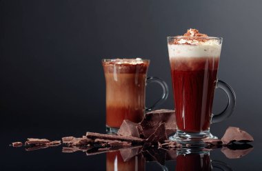 Üzerinde krem şanti ve koyu çikolata parçaları ile sıcak çikolata