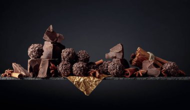 Çikolatalı trüf, kırık çikolata ve baharatlı.. 