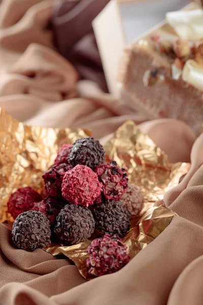 Διάφορες σοκολάτες σε χρυσό αλουμινόχαρτο. — Φωτογραφία Αρχείου