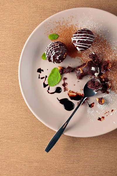 Chocolate balls with mint on a beige plate. — Stock Photo, Image
