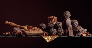 Çikolatalı trüf, kırık çikolata ve baharatlı.. 