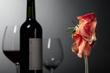 Prosciutto rosemary ile.