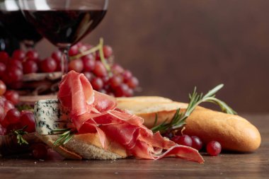  Lezzetli aperatif ve üzüm. 