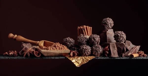 Trufas de chocolate com pedaços quebrados de chocolate e especiarias. — Fotografia de Stock