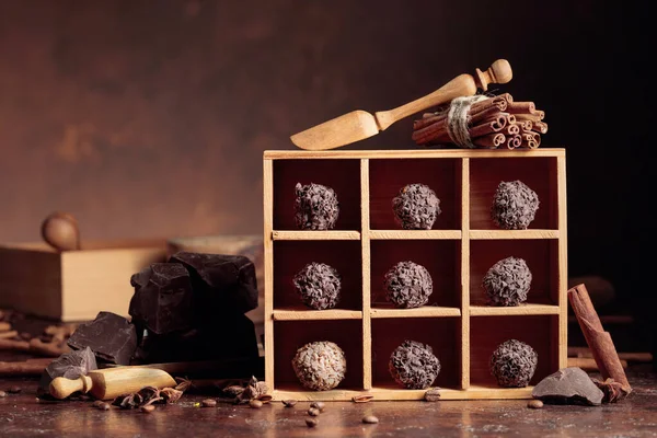 Choklad godis i trälåda, trasiga chokladbitar, Cinna — Stockfoto