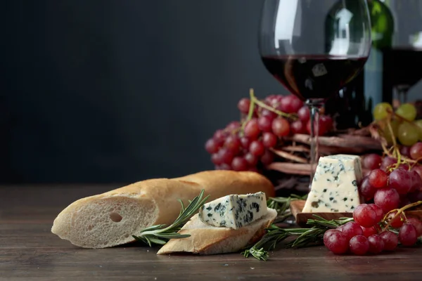 Sandwich con queso azul y romero sobre fondo oscuro . — Foto de Stock