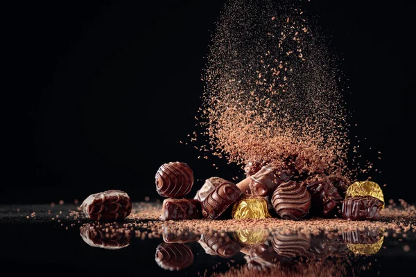 Caramelle al cioccolato cosparse di gocce di cioccolato . — Foto Stock