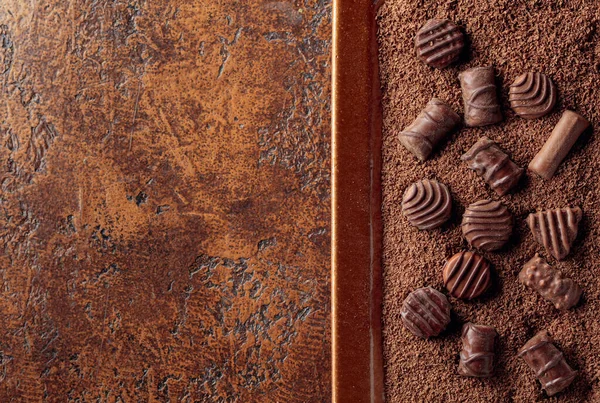 Schokoladenbonbons in Schokoladenchips. — Stockfoto