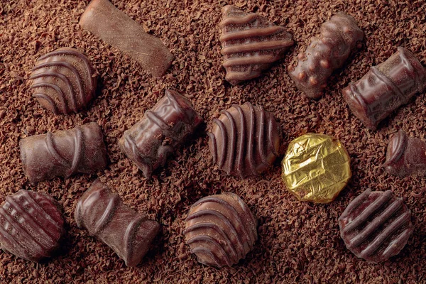 Caramelle di cioccolato in gocce di cioccolato . — Foto Stock