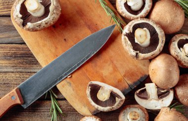 Eski ahşap bir masada taze mantar şampiyonu.. 