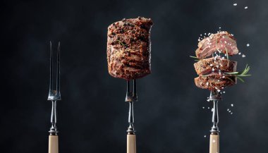 Biberiyeli biftekli ızgara biftek ve koyu bir arka plan..  