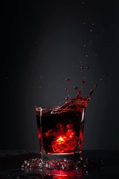 Cola glass with falling ice cubes. — Stok Foto