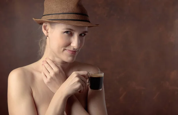 Retrato de una hermosa mujer con taza de café . — Foto de Stock