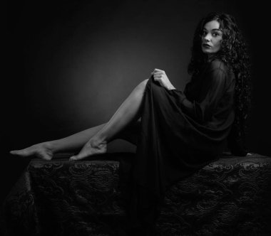 Kadın iç çamaşırı uzun kıvırcık saçlı genç güzel kadın.