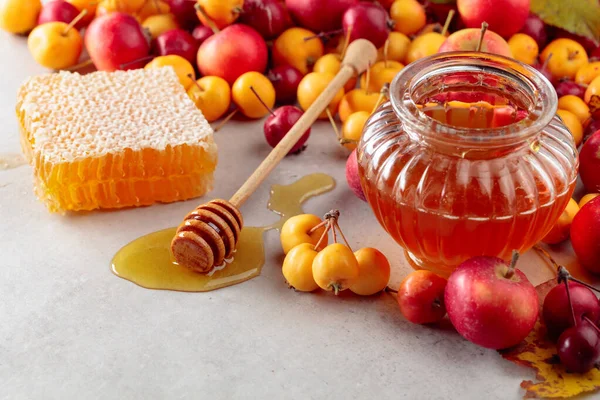 Rote und gelbe Krabbenäpfel mit Honig, gesunde Biolebensmittel. — Stockfoto