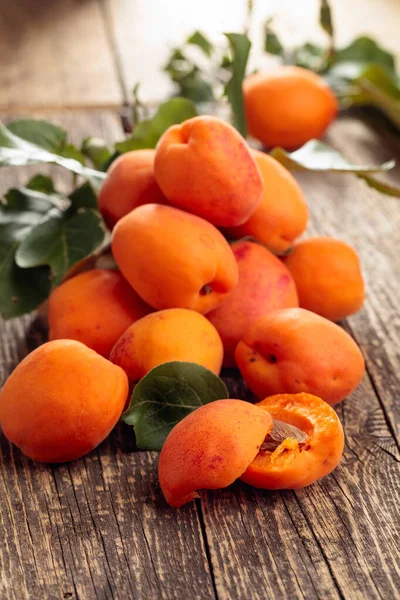 Verse abrikozen op een oude houten tafel. — Stockfoto
