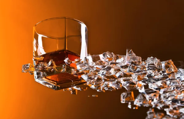 Glas whiskey med is på ett glasbord. — Stockfoto