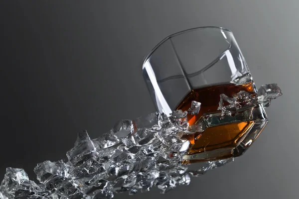 Стакан виски со льдом на стеклянном столе . — стоковое фото