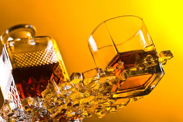 Whiskey with ice on a glass table. — Stock Photo, Image