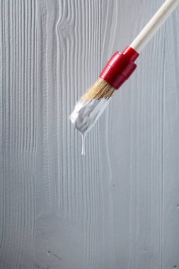 Beyaz boya ile boya fırçası .
