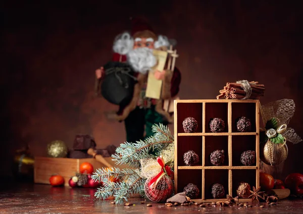 Chocolade snoep in houten kist en kerstversiering op een oude — Stockfoto