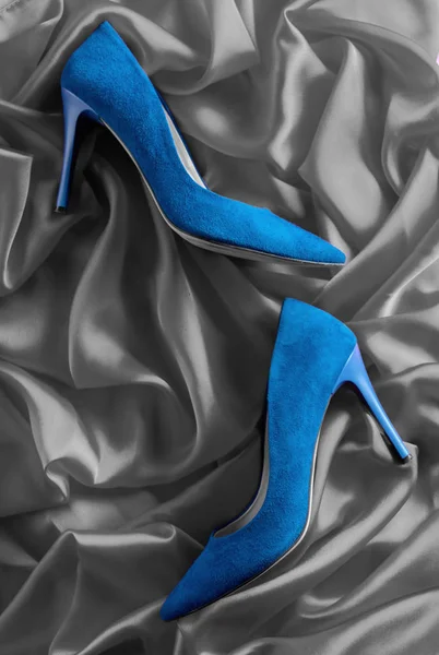 Blue women's  shoes on a silk background. — Stock Photo, Image