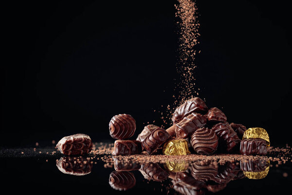 Шоколадные конфеты, посыпанные шоколадной крошкой
.