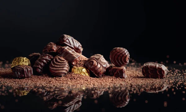 Doces de chocolate polvilhados com chips de chocolate . — Fotografia de Stock